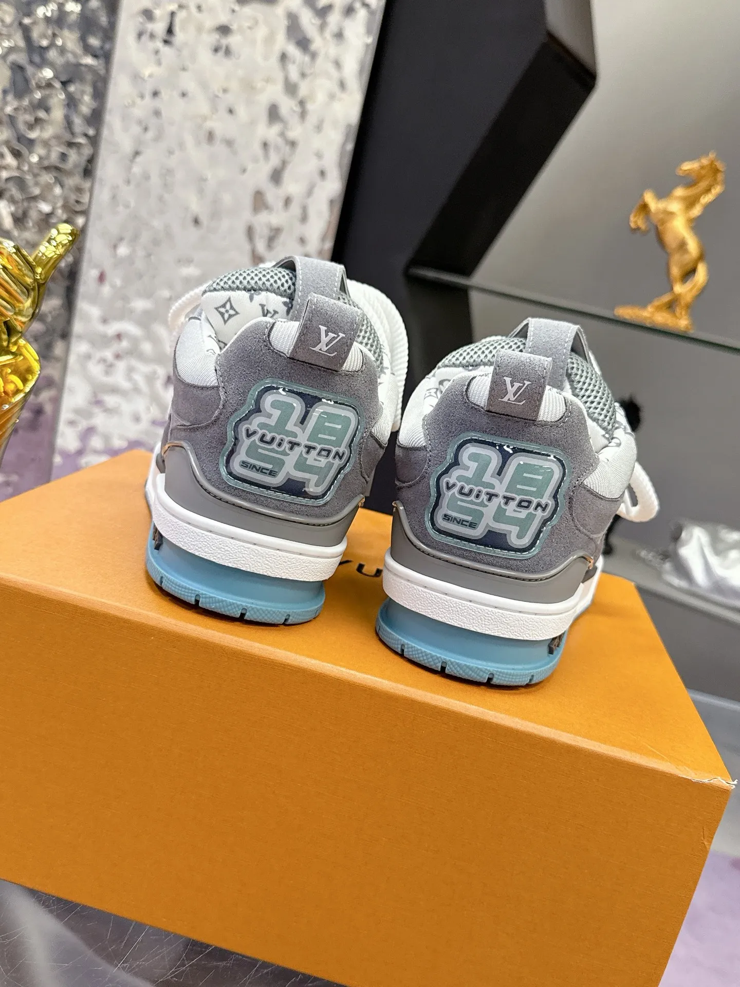Factory price: 760💰 𝙇𝙑 𝟐𝟎𝟐5 𝐒𝐒 𝐧𝐞𝐰 Officially synchronized new colors💗 Louis Vuitton catwalk skateboard shoes are a hit, LOUIS VUITTON Trainer is undoubtedly one of the most successful Sneakers launched by luxury brands, but the pace of exploration will not stop. LOUISVUITTON will also bring a new series of skateboard shoes in the spring of 2025. The new series in the picture returns to the 90s Chunky Skate Shoes look and feel. The uppers are made of leather and mesh. The fat silhouette and thick shoelaces are very eye-catching. It is expected to have quite a few colors like the Trainer. Judging from the previous DIOR show skate shoes, this chunky style may be even stronger next year.  💎 LV small bread series LV bread shoe series 😘 Couple model Size: Female 35-40 Male 39-44, customized 45, 46